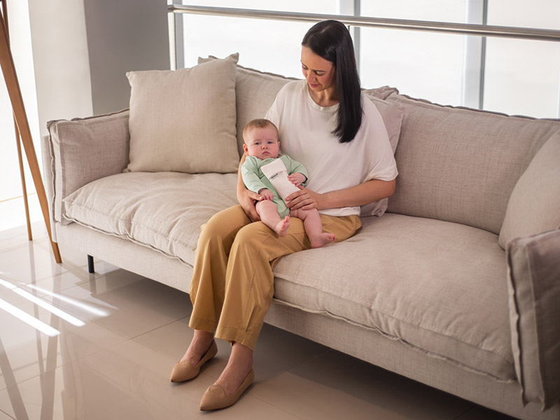 Como aliviar cólica do bebê: uso de calor oferece conforto